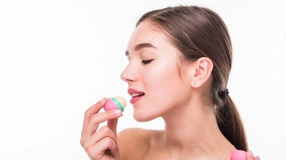 Apakah Lip Balm Bisa Memerahkan Bibir? Ini 4 Rekomendasi yang Layak Dicoba