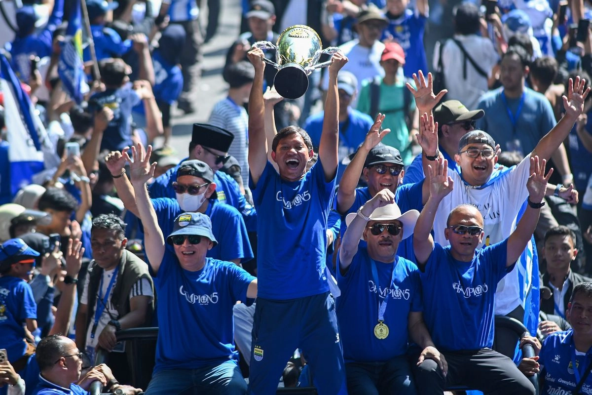 BERITA FOTO Konvoi Juara Persib, Bandung Lautan Biru