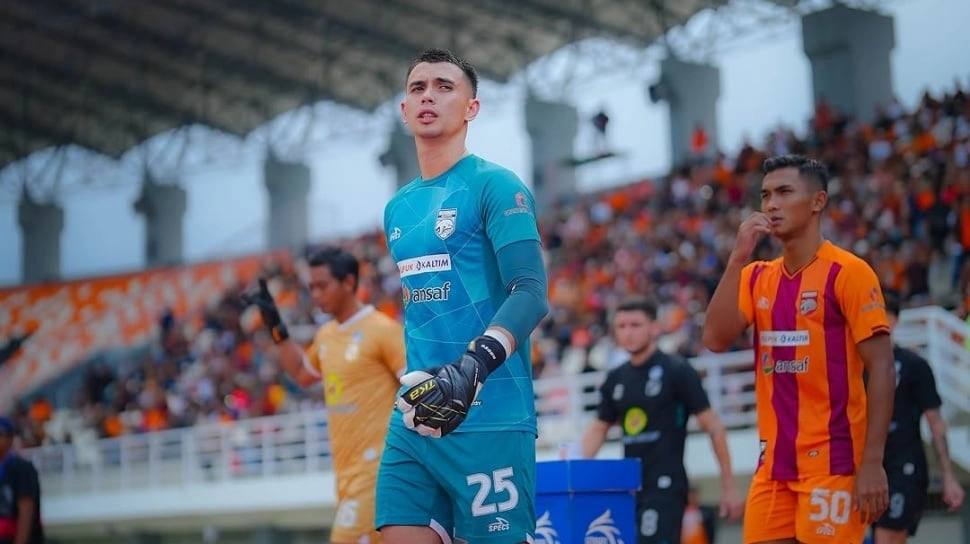 Rekor Ini Jadi Alasan Nadeo Argawinata Kiper Terbaik Super League 2025/2026