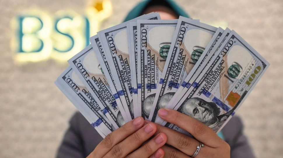 Rupiah Anjlok, Nasabah Mulai Berbondong-bondong Nabung Dolar AS