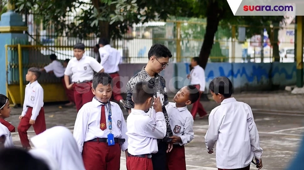 Respons Janji Prabowo, DPR Minta Hapus Klasterisasi Guru dan Jadikan Semua PNS!