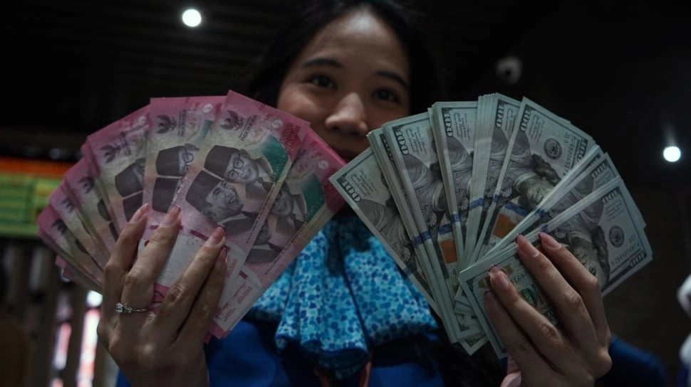 Rupiah Konsisten Melemah saat Mata Uang Negara Lain Menguat Karena Harga Minyak Turun