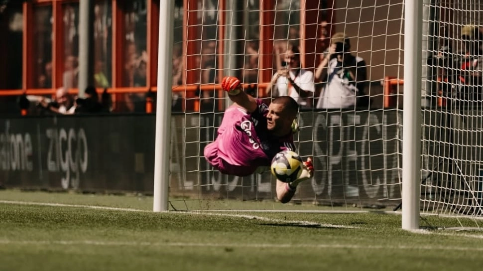Pelatih Ajax Akui Kehebatan Maarten Paes Hadapi Penalti: Dia Kiper Lincah yang Bagus