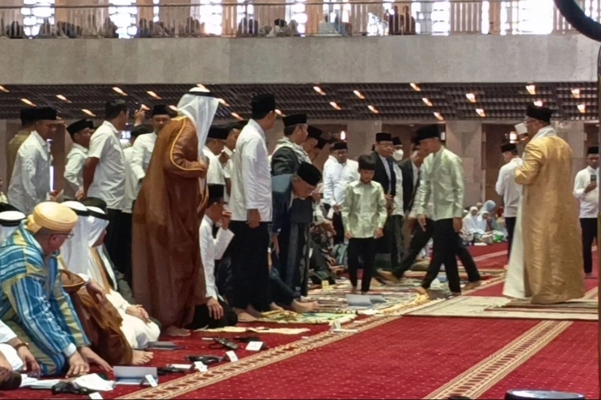 Gibran Shalat Idul Fitri di Istiqlal, Didampingi Jan Ethes