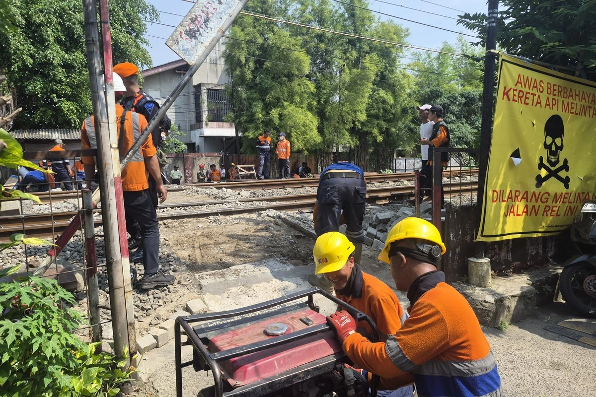 Ponsel di Tangan, Selamat di Perlintasan