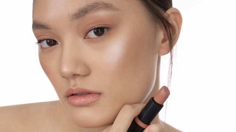 Bibir Terlihat Hitam dan Pecah-Pecah? Ini 5 Kesalahan Pakai Lipstik yang Perlu Dihindari