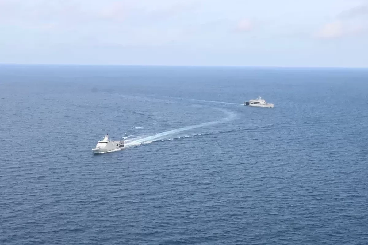 KRI Bung Hatta dan KRI Teluk Kupang Latihan Evakuasi Medis hingga Manuver di Balikpapan