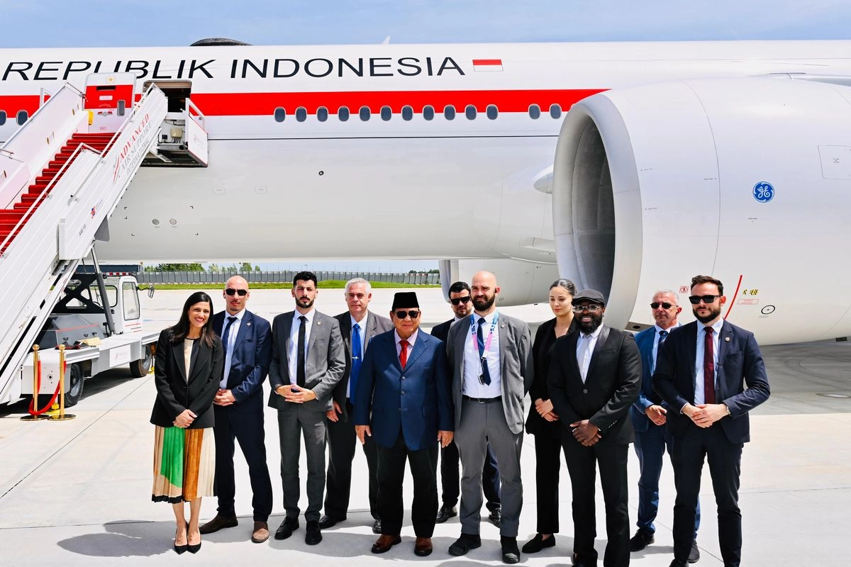 Momen Hangat Prabowo Bersama Pengawal Perancis Sebelum Tinggalkan Paris