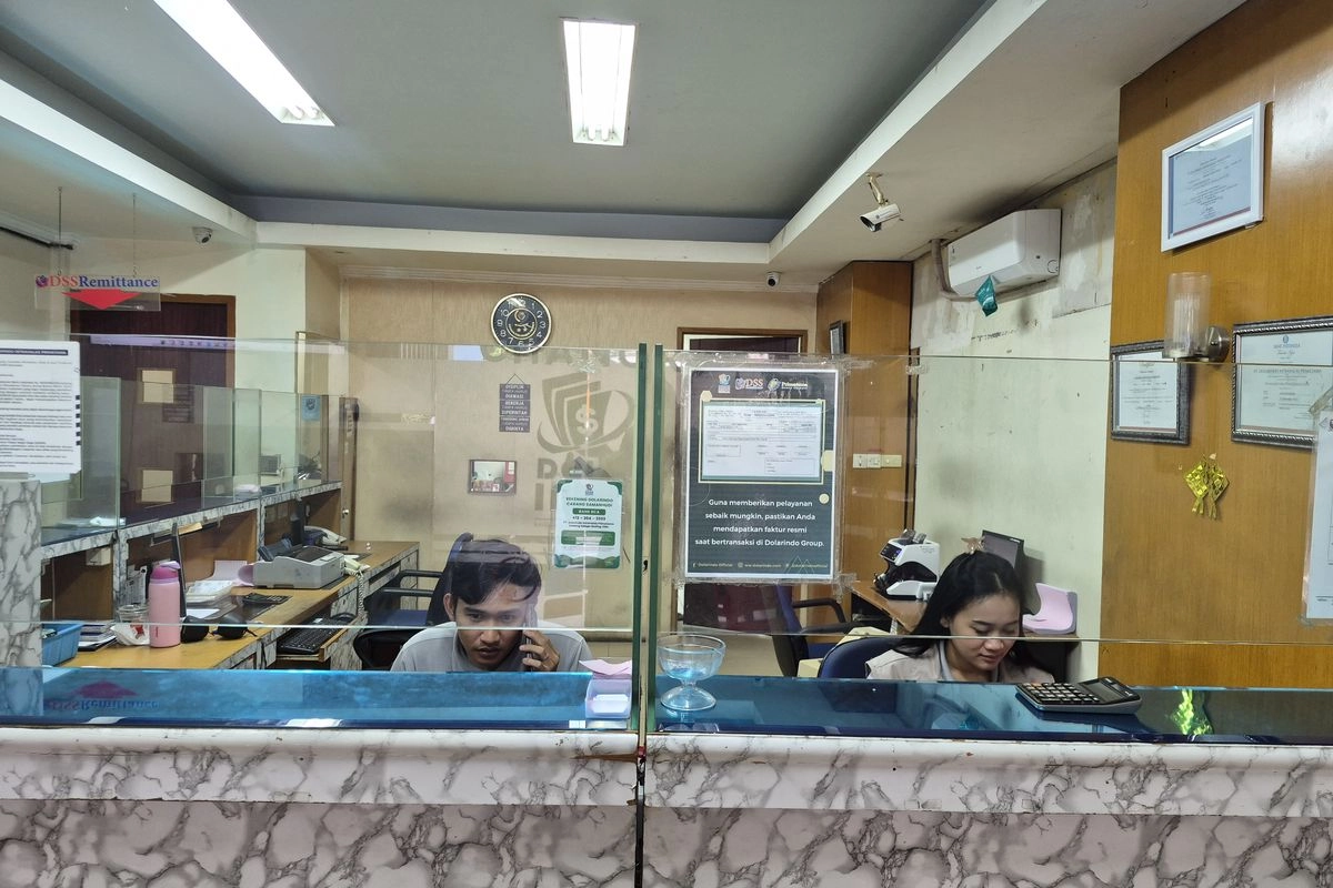 Dollar AS Nyaris Sentuh Rp 18.000, Masyarakat Mulai Cairkan USD di Money Changer