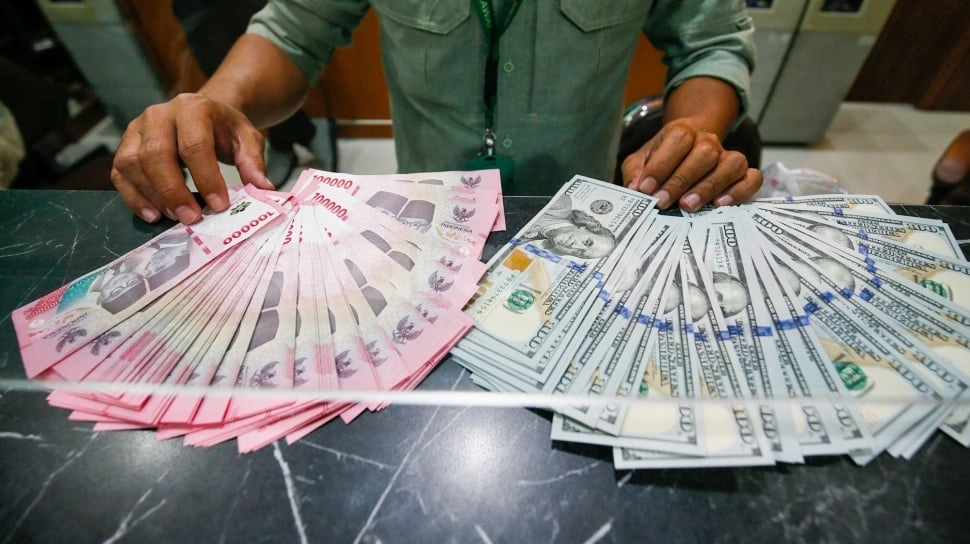 Rupiah Sekarat Menuju Rp18.000: Kebijakan BI Dinilai Terlambat Jinakkan Bom Waktu Fiskal dan Global