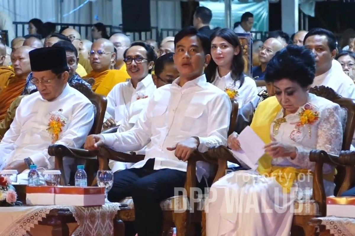 Gibran Hadiri Peringatan Tri Suci Waisak di Candi Borobudur