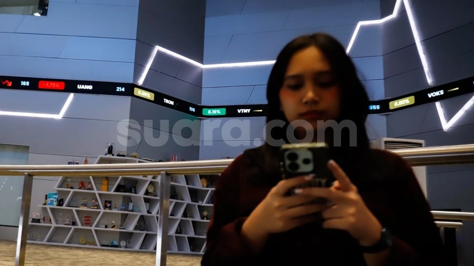 Belajar dari 'TikTok', Rugi di Pasar Modal: Bahaya Investasi Berbasis Tren Media Sosial