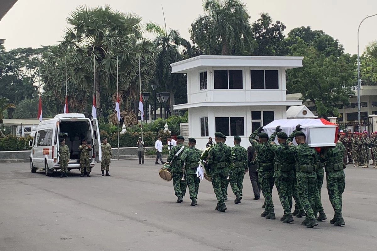 Jenazah Ryamizard Ryacudu Diberangkatkan Menuju TMP Kalibata