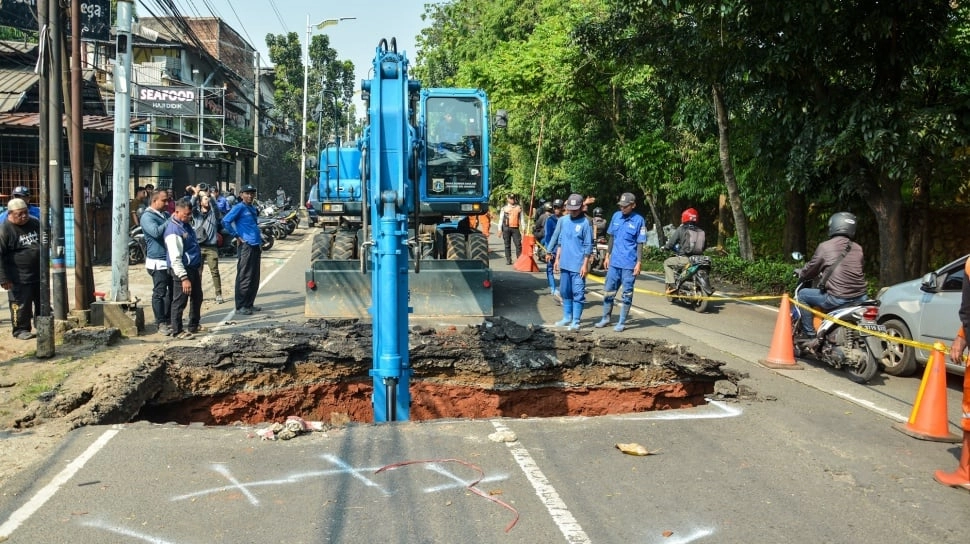 Kabar Baik! Jalur Lenteng Agung yang Amblas Bisa Dilalui Normal Besok Pagi