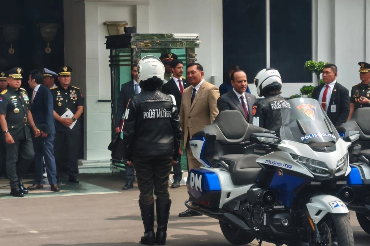 Momen Wakil Perdana Menteri Qatar Salami Polisi Militer Wanita yang Kawal Kunjungannya di Indonesia