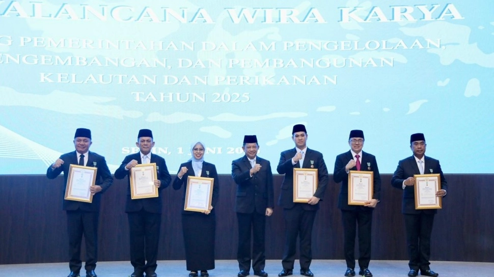 Pemerintah Anugerahkan Tanda Kehormatan Satyalancana Wira Karya Kepada Enam Tokoh