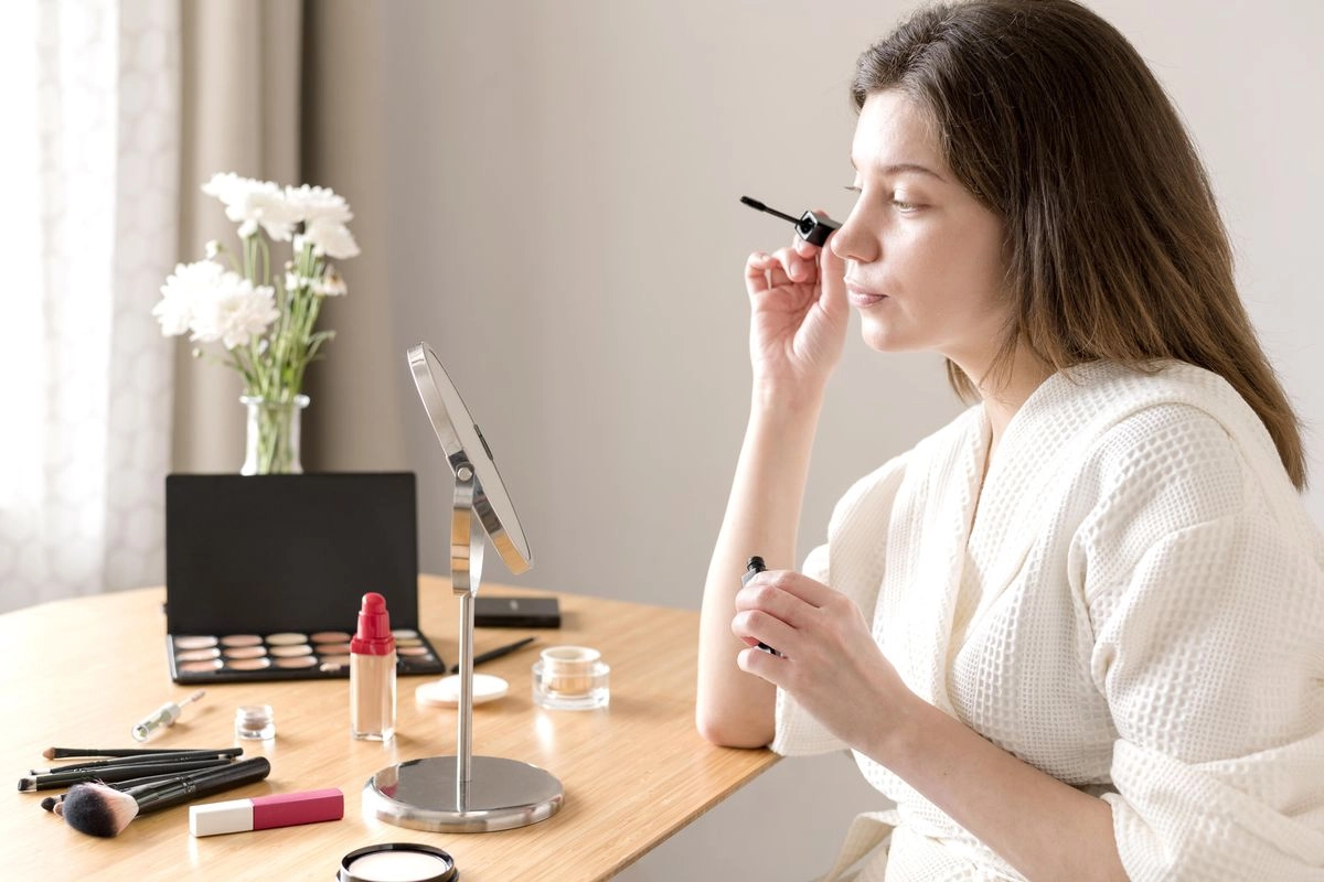 Debu dan Sisa Makeup Bisa Picu Infeksi Mata, Ini Penjelasan Dokter