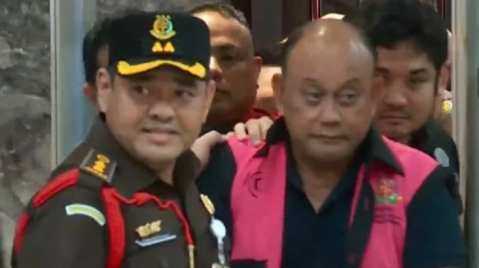 Pakai Rompi Pink dan Diborgol, Kejagung Resmi Tahan Eks Kepala BGN Dadan Hindayana Cs