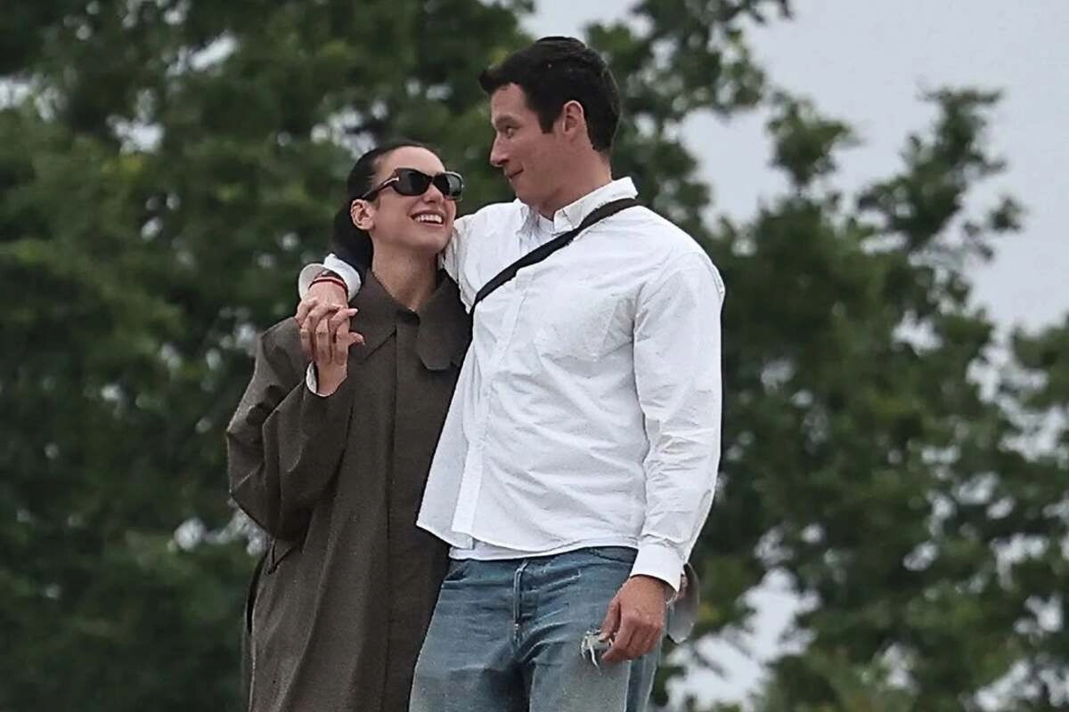 Usai Menikah, Dua Lipa Pilih Tampil Santai dengan Jeans Putih dan Sepatu UGG