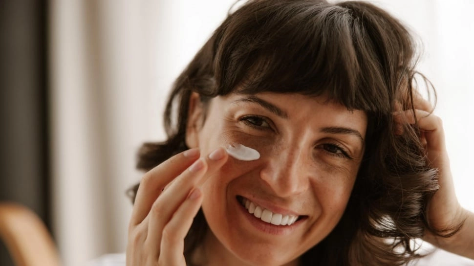 4 Sunscreen Terbaik untuk Flek Hitam Usia 40 Tahun ke Atas sesuai Review dan Harga