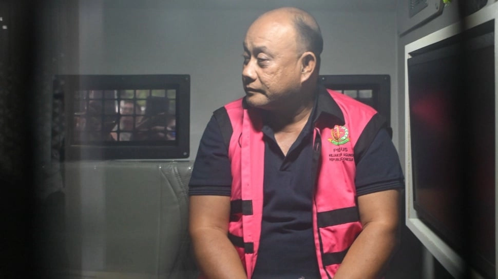 Bukan Oranye, Apa Arti Rompi Tahanan Warna Pink yang Dipakai Dadan Hindayana?