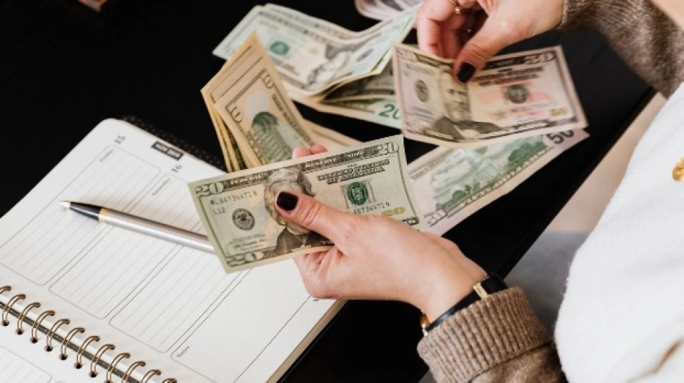 Rupiah Dekati Rp 18.000 per USD, Begini Cara Melindungi Keuangan Keluarga