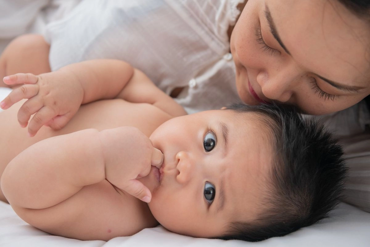 Cuaca Panas Picu Biang Keringat pada Anak, Ini Solusinya