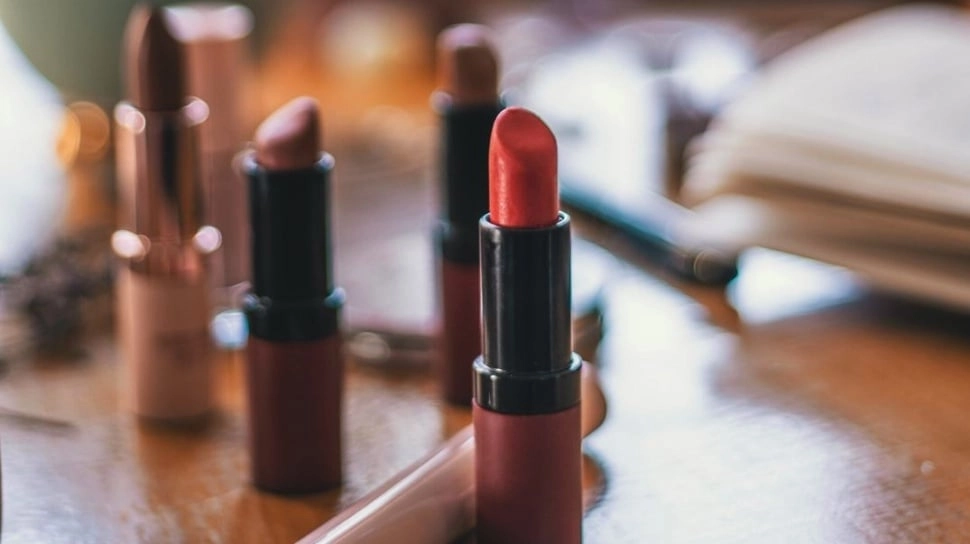 Apa Warna Lipstik yang Cocok untuk Bibir Tebal? Ini 5 Pilihan agar Terlihat Elegan