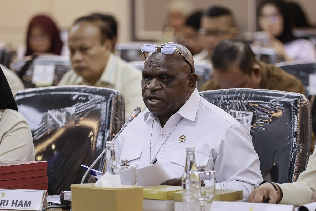 Belum Reda Polemik Jabatan Polisi, Pigai Cetuskan Ide Sipil Menjabat di Polri