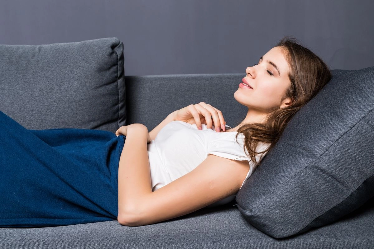 Pakai Earbuds untuk Tidur, Berbahayakah untuk Pendengaran?