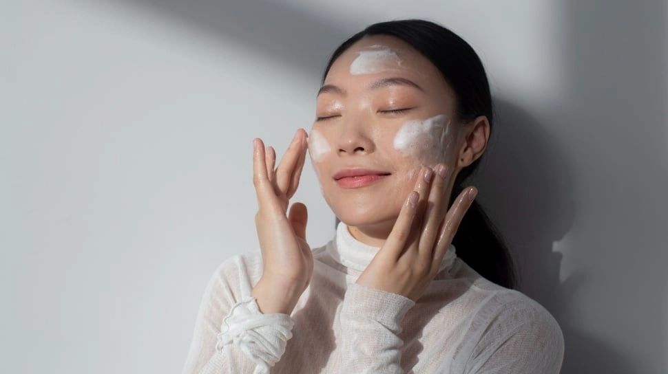 Berapa Jam Sekali Harus Re-Apply Sunscreen? Ini Saran Menurut Dokter