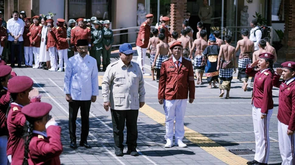 Momen Kebersamaan Prabowo Bersama Siswa SRMP 17 Dari Doa Hingga Makan Siang