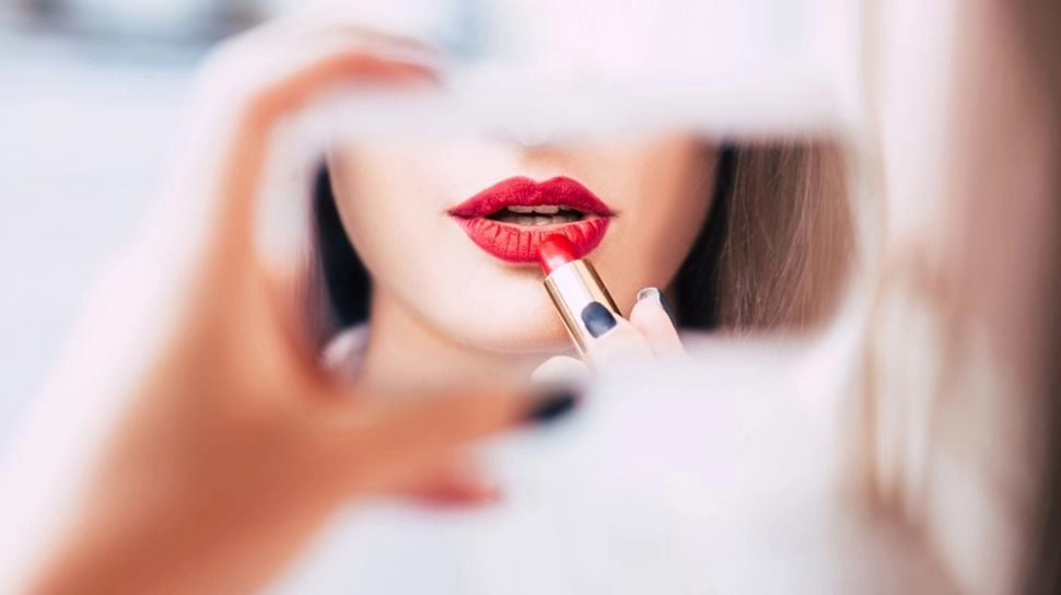 4 Lipstik Merah Transferproof yang Tidak Nempel di Gelas saat Minum, Tetap Bold Sepanjang Hari
