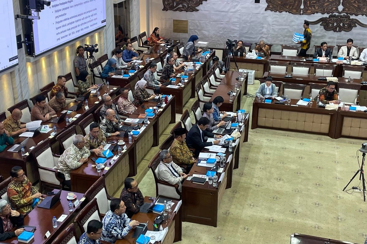 Target Penerimaan Negara 2027 Dinaikkan, DPR Soroti Pajak Karbon dan Cukai Minuman Berpemanis