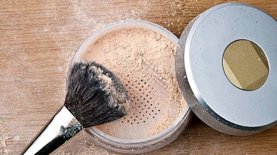 Makeup Kelihatan Dempul? Ini 5 Kesalahan Pakai Bedak Tabur yang Harus Dihindari