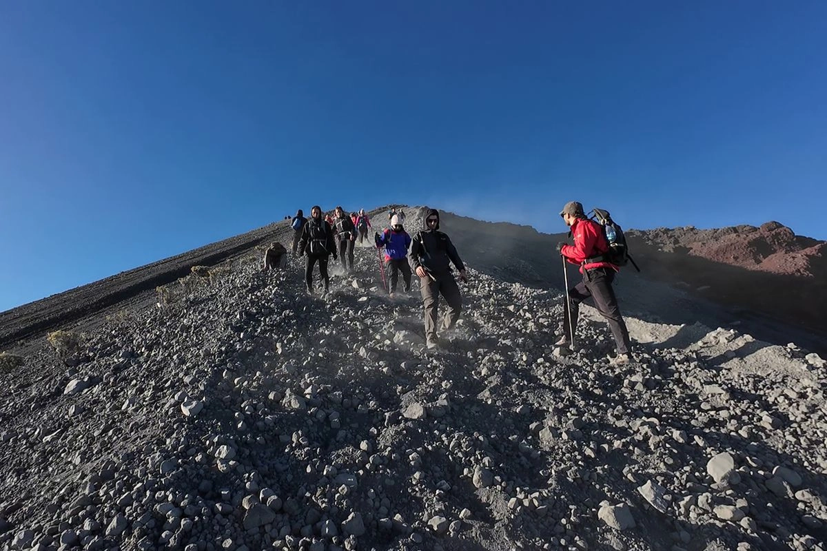 Pendaki Rinjani Wajib Didampingi Pemandu atau Pendaki Berpengalaman