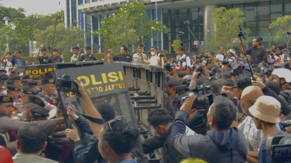Belum Sampai Bundaran HI, Aksi Mahasiswa Sudah Diwarnai Bentrokan dengan Aparat