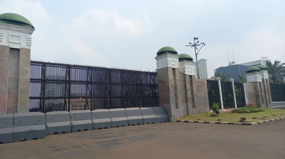 Gedung DPR RI 'Dibentengi' Beton Meski Titik Utama Demo Mahasiswa di Bundaran HI